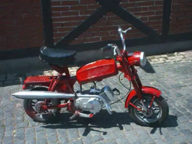 Motorynka Komar to pomniejszona wersja motoroweru produkowana przez firme Romet