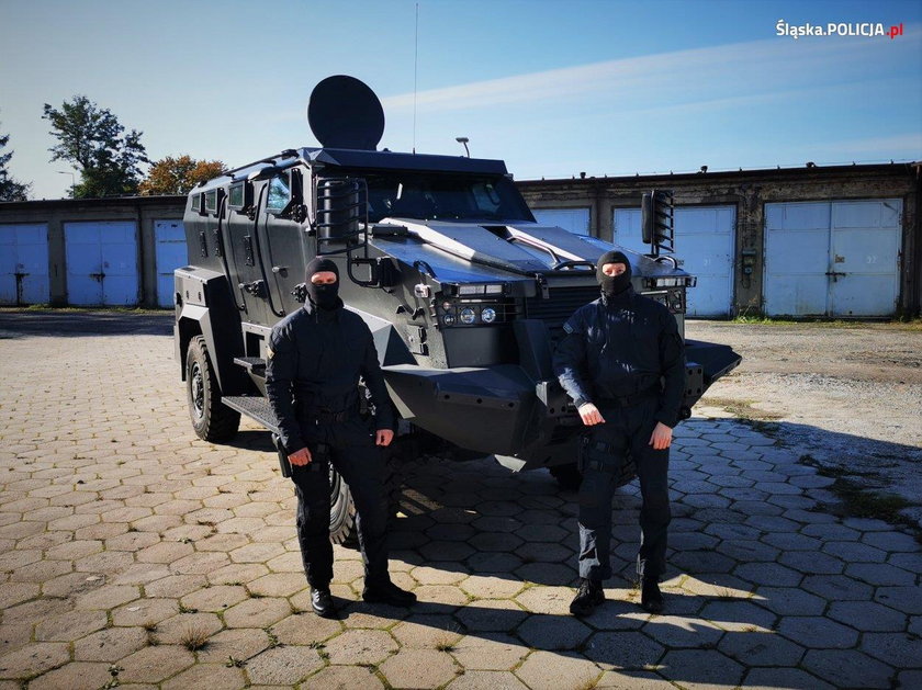 Szczecińscy policjanci chwalą się wozem pancernym TUR VI/LTO