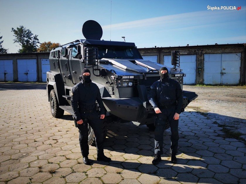 Szczecińscy policjanci chwalą się wozem pancernym TUR VI/LTO