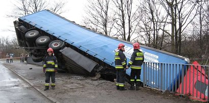 TIR zawisł na wiadukcie!