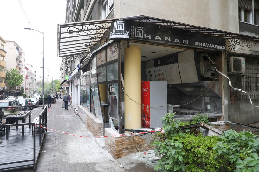 Objekat je ograđen trakom, a radnici u njemu saniraju štetu