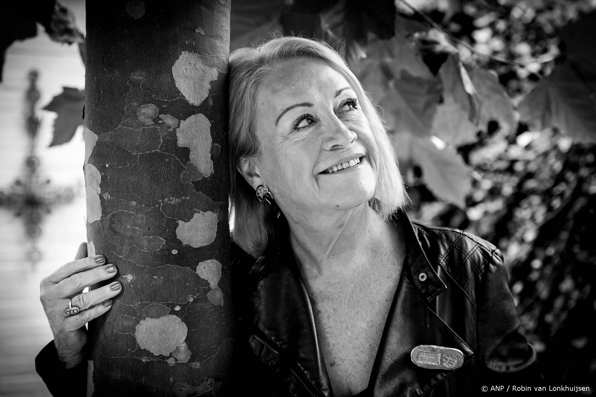 Viola Holt (76) overleden: De bekende TV-presentatrice '5 Uur Show' is dood