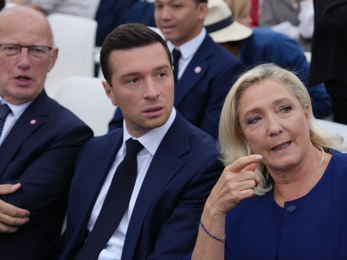 Trebalo je da bude mlado i fotogenično lice stranke, a sada je zbog skandala postao OMČA OKO VRATA za Marin le Pen: Bura u Francuskoj, isplivala tajna prepiska