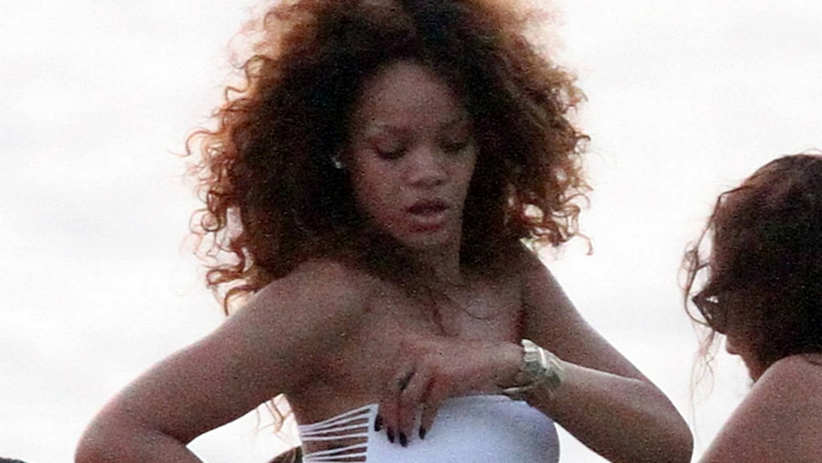 Apetyczna Rihanna w białym bikini