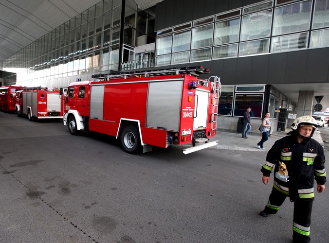 Strażacy wyprowadzali pasażerów
