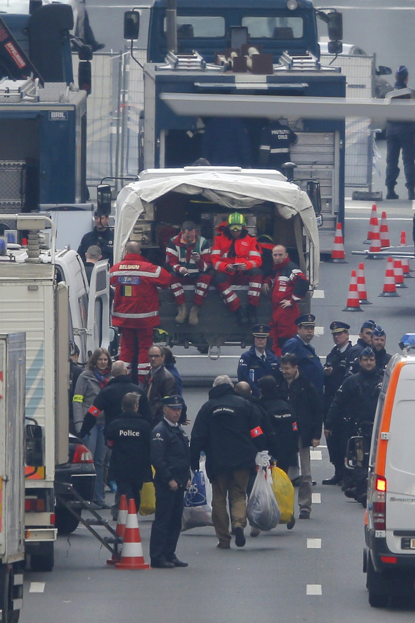 Policja i ratownicy pod stacją metra Maalbeek w Brukseli