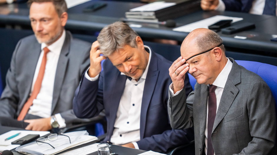Niemiecki minister finansów Christian Lindner, niemiecki minister gospodarki i ochrony klimatu Robert Habeck oraz kanclerz Niemiec Olaf Scholz podczas debaty budżetowej Bundestagu, 6 września 2023 r.