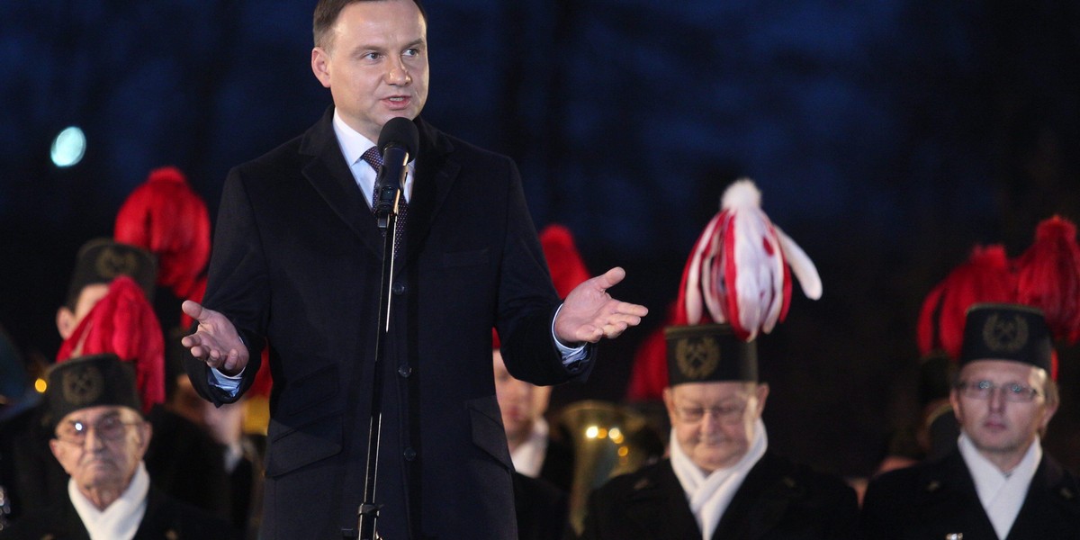 Prezydent Andrzej Duda wygrywa listopadowy sondaż zaufania przeprowadzony przez CBOS – czytamy na Interia.pl. 