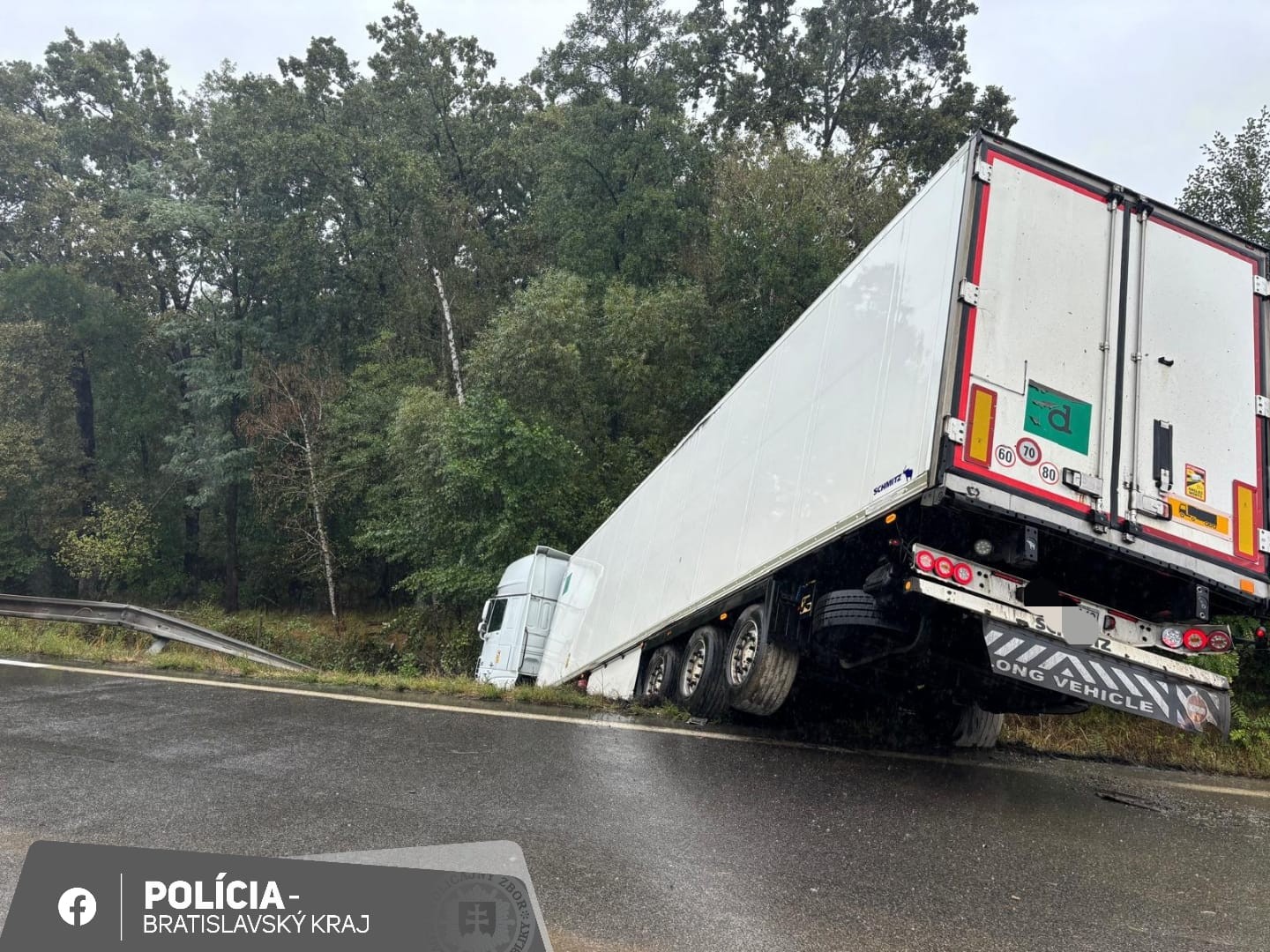 Policajti aktuálne dokumentujú okolnosti dopravnej nehody kamióna na diaľnici D2 v smere z Bratislavy do Českej republiky.