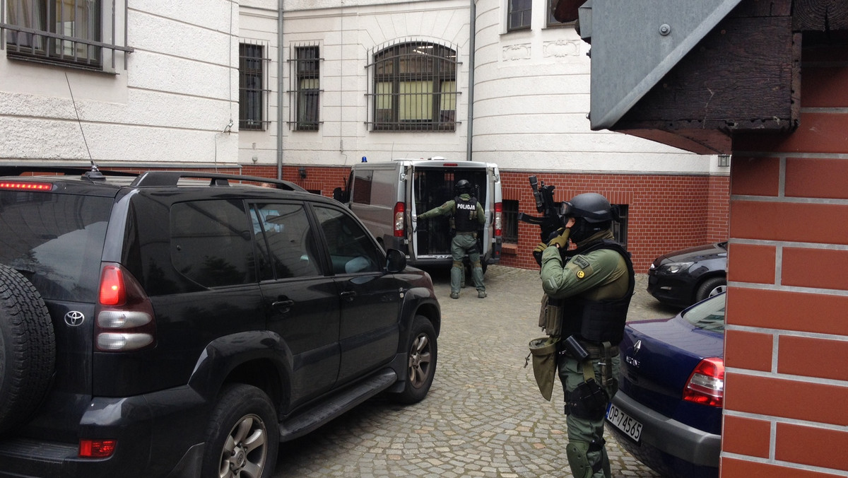 W przyszły poniedziałek przed Sądem Okręgowym we Wrocławiu ma się rozpocząć proces 23-letniego Pawła R., który w maju ubiegłego roku podłożył bombę we wrocławskim autobusie. Wcześniej mężczyzna dzwonił na służby alarmowe i żądał 120 kilogramów złota – w przeciwnym razie w mieście miały wybuchać bomby. Za czyny o charakterze terrorystycznym grozi mu dożywocie.