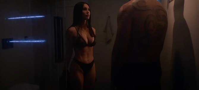Megan Foks i Mikele Morone u filmu "Subservience"