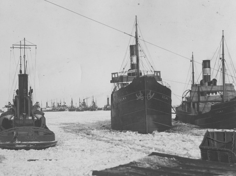 Zamarznięty port morski w Gdyni w 1929 roku