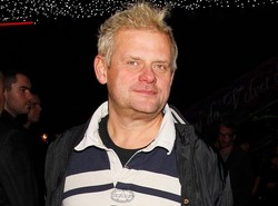 Polacy słuchają Kazika i szukają "Plam na słońcu"