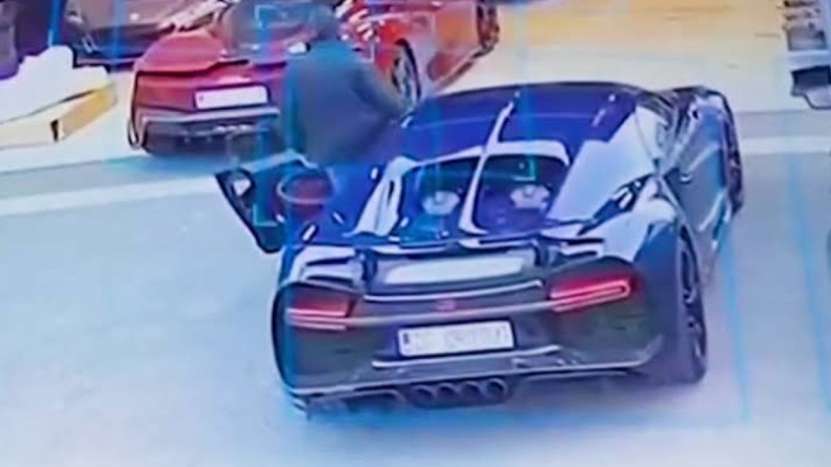 Un bărbat venit să se angajeze la Bugatti a plecat cu bolidul patronului, un Chiron de 3.000.000 de euro. A fost prins după o urmărire în trei țări