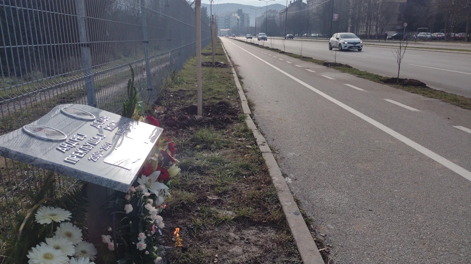 Spomenik nastradalim pešacima na Bulevaru Medijana u Nišu