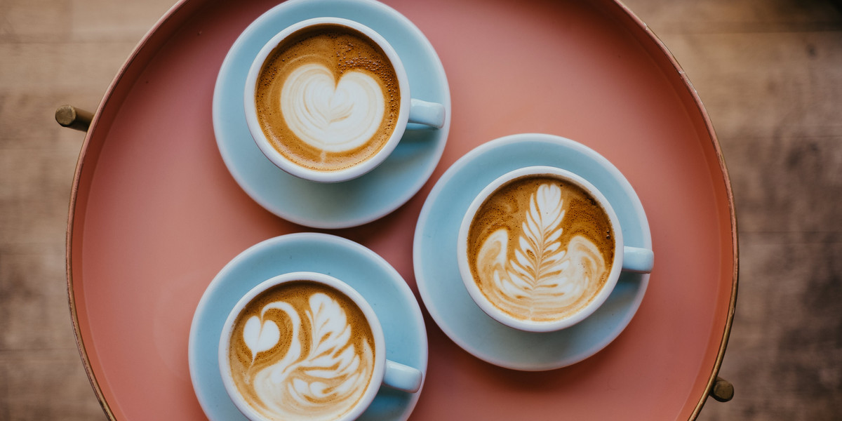 Rynek kawowy to nie tylko sprzedaż kawy. Obok istnieje obsługiwany przez Coffeedesk ogromny rynek ekspresów i akcesoriów do kawy dla B2C oraz profesjonalnych sprzętów przykładowo dla palarni czy kawiarni. To segment o wartości kilkunastu miliardów złotych.