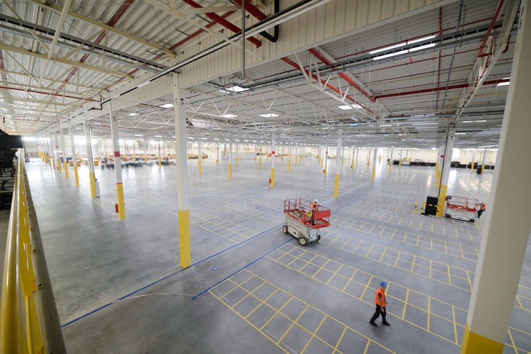 Centrum logistyczne Amazon - Sady (woj. wielkopolskie), 28.10.2014. Centrum logistyczne firmy Amazon w podpoznańskich Sadach, 24 bm. Uroczyste otwarcie centrum zaplanowano na 29.10.2014. (mgo) PAP/Jakub Kaczmarczyk