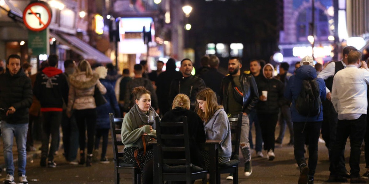 Gdy wybija godz. 22.00 na ulice angielskich miast wychodzą jednocześnie setki ludzi. Co bardziej pomysłowi nawet organizują krzesła i stoły i piją dalej. 