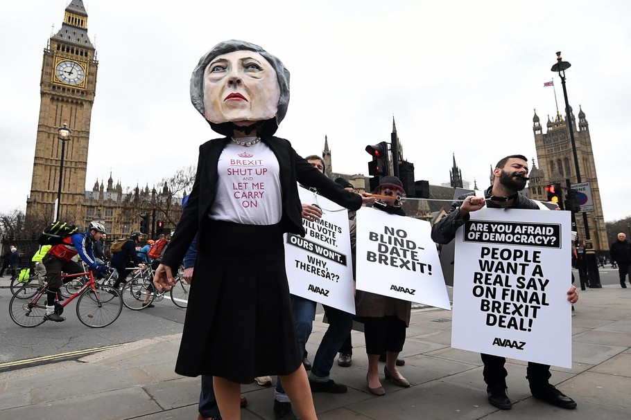 Pro EU protesters demonstrate against Brexit outside parliament