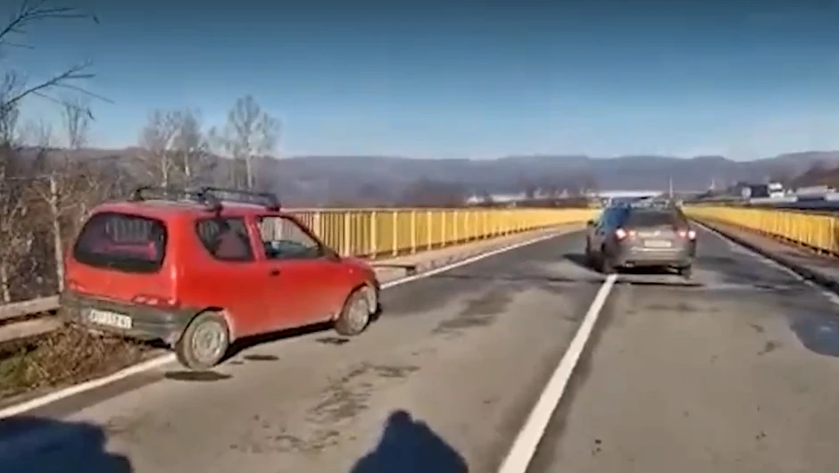 Automobili nasred puta, unutra nikoga