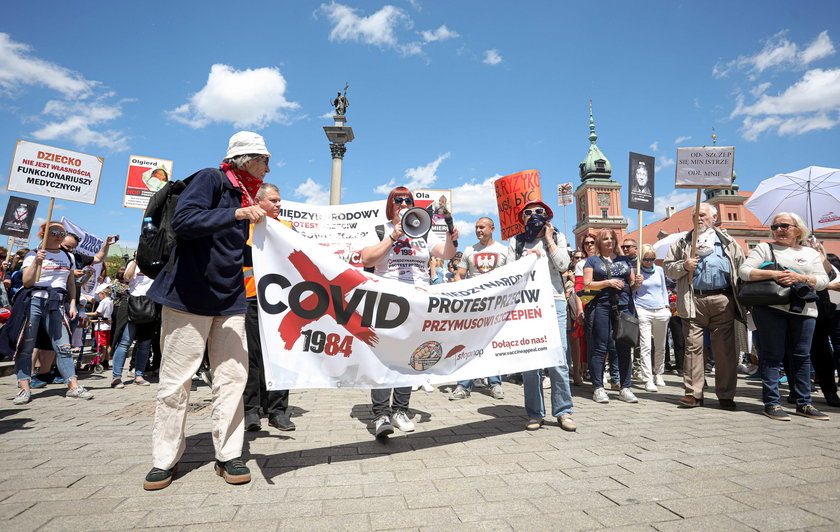 niezadowolonych z dzialan rzadu w sprawie tarczy antykryzysowej i walki z epidemia koronawirusa