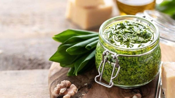 Čerstvý medvedí cesnak sa dá premeniť na chutné pesto – ideálny spôsob, ako uchovať jeho silu.
