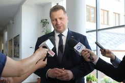 Czarnek broni podręcznika do HiT. 'Antypolska pedagogika wstydu'