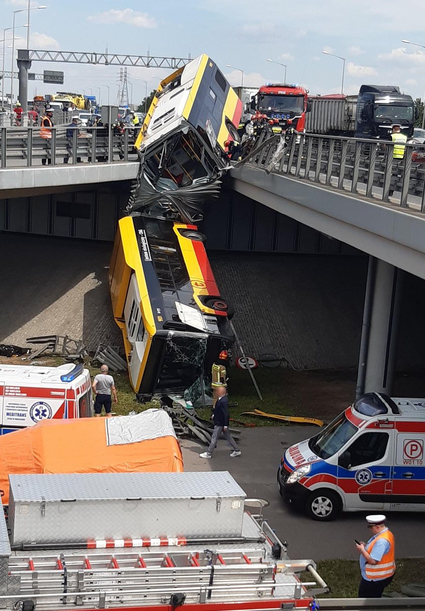 Autobus spadł z mostu. Kierowca był spóźniony i jechał szybko?