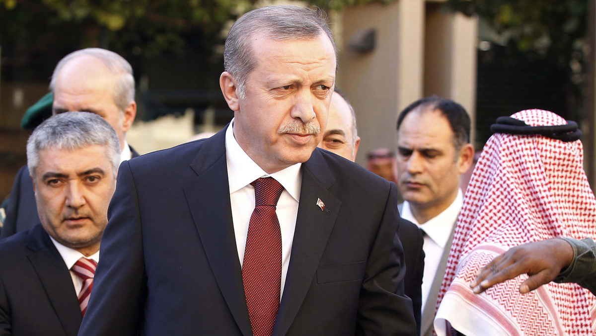 Prezydent Turcji Recep Tayyip Erdogan powiedział w sobotę, że Unia Europejska powinna przyjąć jako członka jego kraj, jeśli chce zademonstrować, że jest przeciwna islamofobii. Erdogan stwierdził jednoznacznie, że "wystawia Europę na próbę".