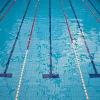 Tíz gyereket vittek kórházba a mentők egy tatai iskolából