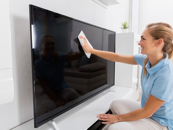 Stvarčica koju svi imamo u kući čisti TV ekran kao od šale: Ne treba vam čak ni kap vode