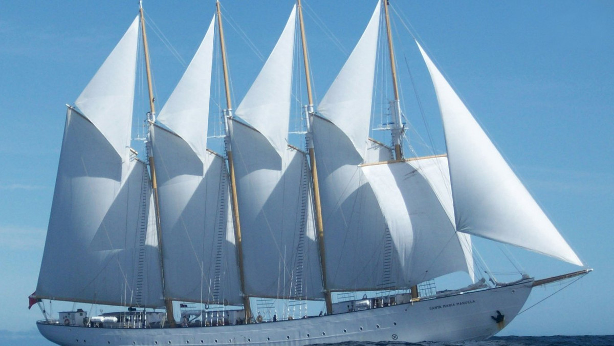 Portugalski czteromasztowiec Santa Maria Manuela wieczorem przycumuje do szczecińskiego nabrzeża przy Wałach Chrobrego. Jednostka gościła w polskim porcie podczas finału regat The Tall Ships Races.