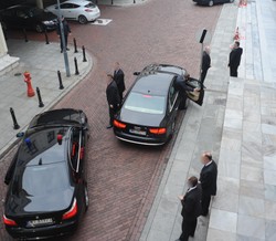 Służbową limuzyną na tenisa? Żona premiera "może korzystać"