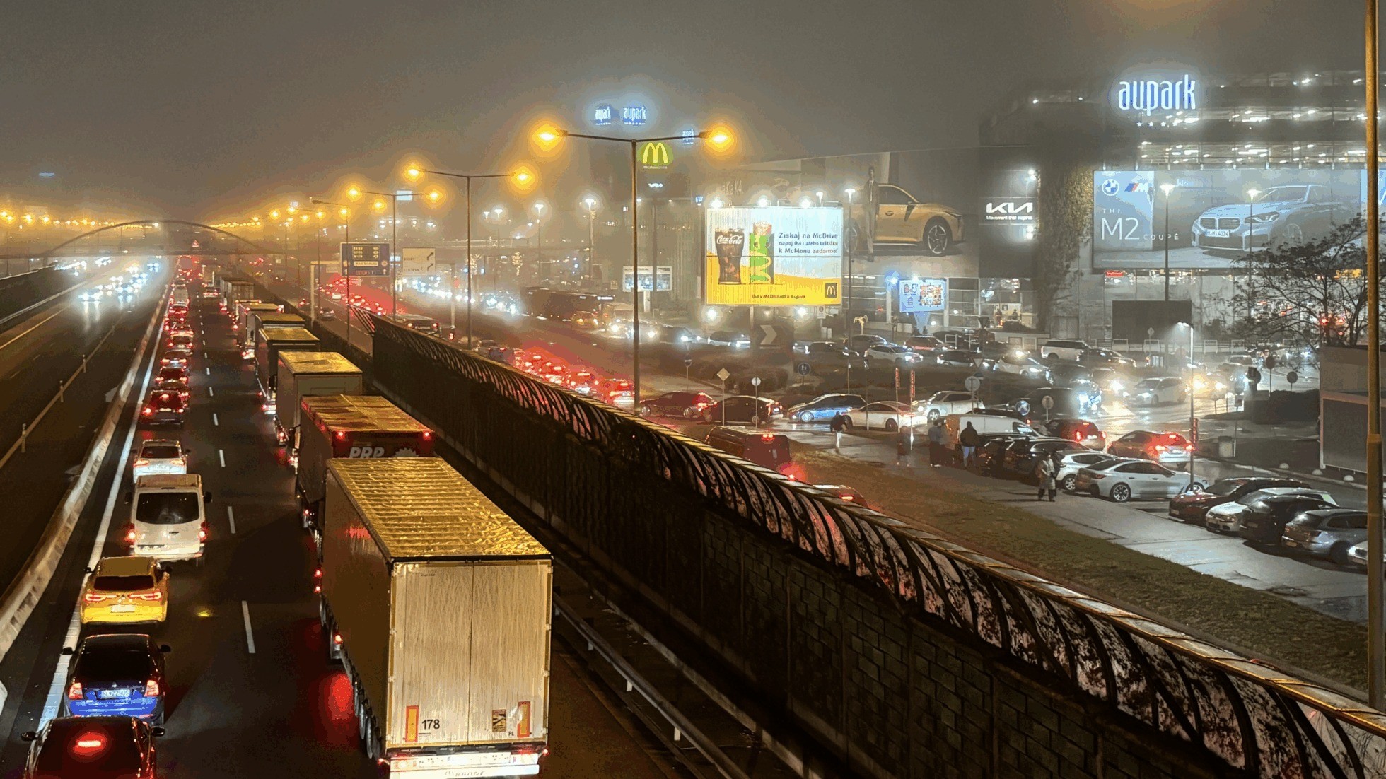 Oprava diaľnice a viaceré havárie spôsobili 8. decembra 2025 v Bratislave kolaps. Tento dopravný kolaps ukázal, ako udalosti na bratislavských diaľniciach v správe Národnej diaľničnej spoločnosti (NDS) môžu reťazovo upchať celé mesto. Bratislava, 8. december 2025.