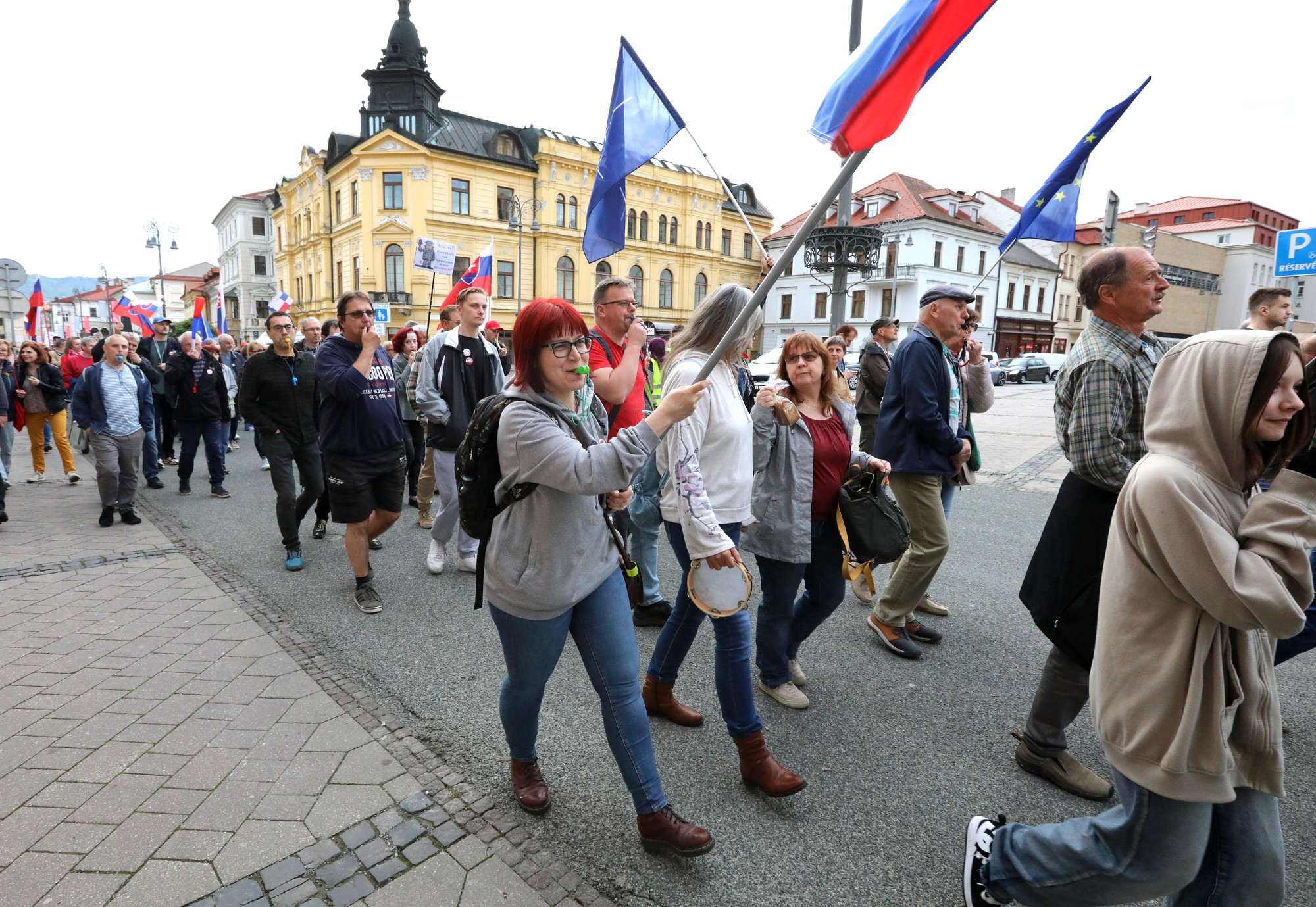 Vo viacerých mestách na Slovensku i v zahraničí sa vo štvrtok večer konali protestné zhromaždenia Slovensko je Európa.