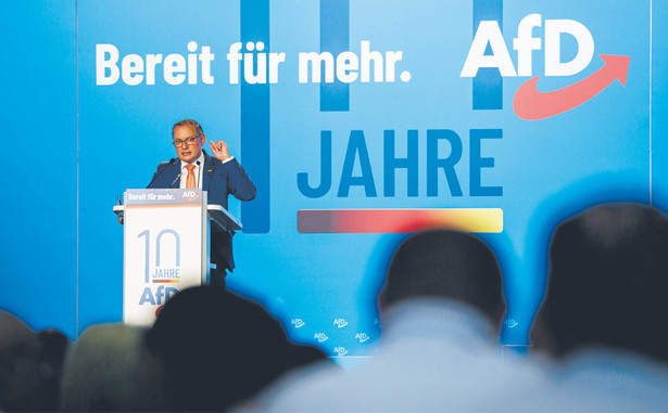 Szef AfD Tino Chrupalla przemawia do partyjnych delegatów. Magdeburg, 21 lipca 2023 r.