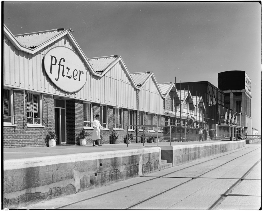 Fabryka Pfizera w Anglii, 1957 r. Spółka już wtedy miała liczne biura i zakłady na całym świecie