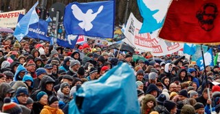 Protest w Berlinie: 40 proc. Niemców uważa, że pomoc militarna RFN dla Ukrainy jest zbyt duża