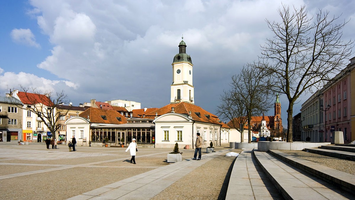 23-letni mężczyzna usłyszał zarzut obrazy uczuć religijnych w związku z wulgarnym napisem na murze kościoła w Białymstoku - podała podlaska policja.