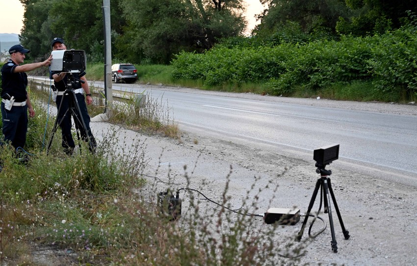 Laserski radari koje koristi saobraćjna policija u Srbiji u prosečnim vremenskim uslovima imaju domet do 300 metara