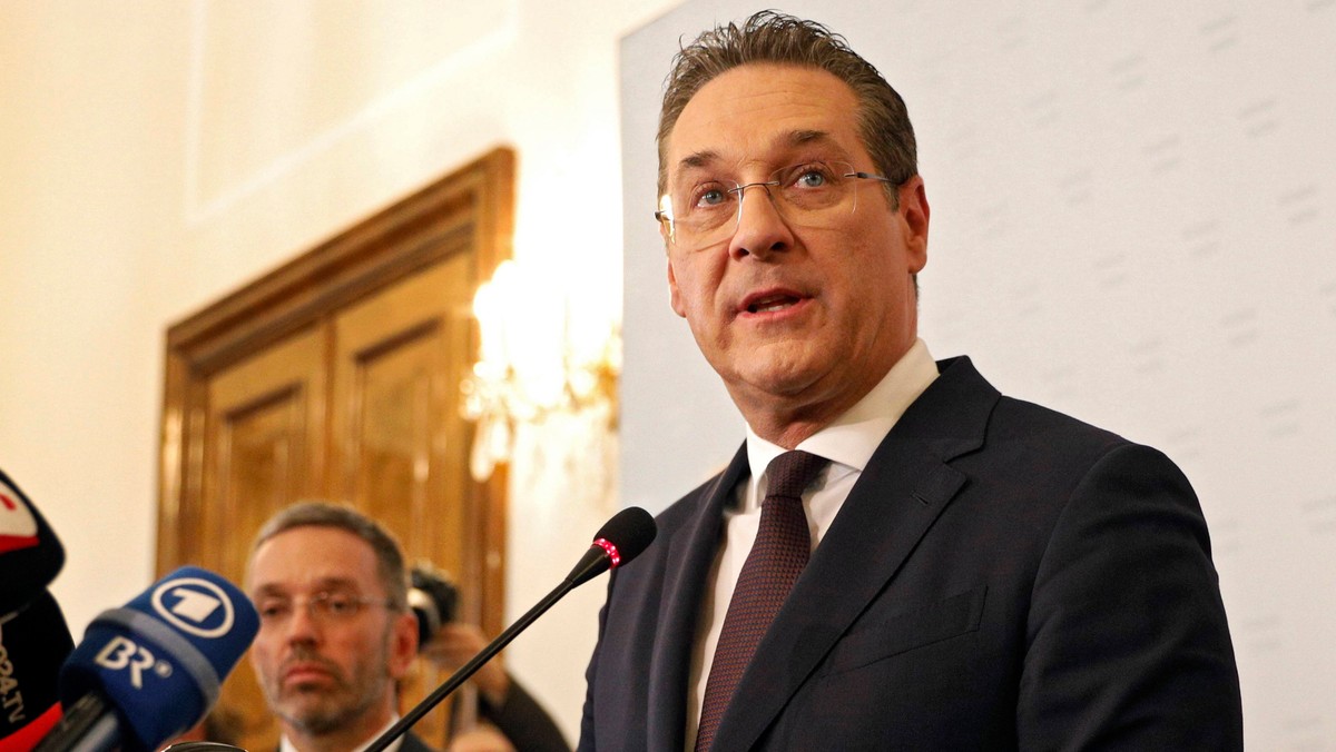 Wicekanclerz Austrii Heinz-Christian Strache oświadczył dziś, że podał się do dymisji, a szef rządu Sebastian Kurz ją przyjmie. Zrezygnował też z funkcji szefa współrządzącej w kraju partii FPOe. Powodem jest kontrowersyjne nagranie z udziałem polityka, na którym składa propozycję Rosjance, aby ta wykupiła udziały w gazecie "Kronen Zeitung", a następnie wspierała jego partie.