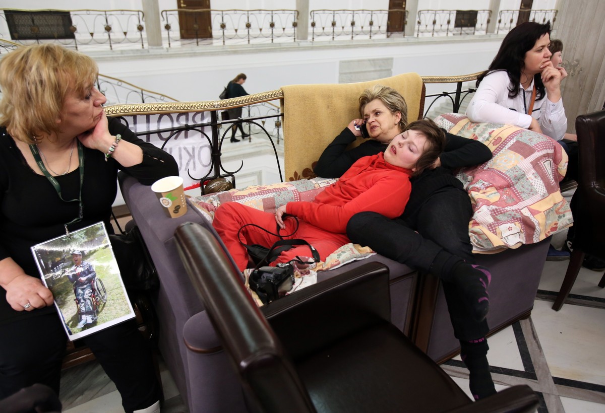 Protestujący rodzice i opiekunowie dzieci niepełnosprawnych