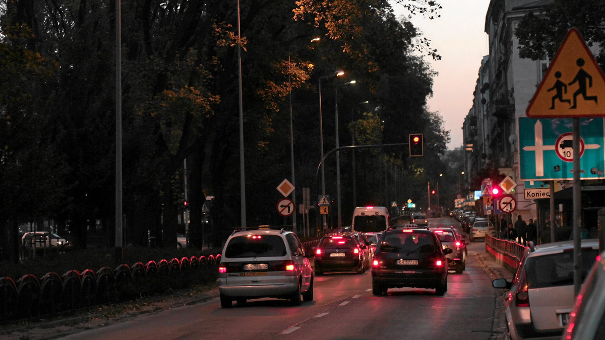 Wczoraj wieczorem na ulicach Krakowa nie były zapalone latarnie uliczne (w południowej części miasta), pomimo tego, że było już dość ciemno. Urzędnicy Zarządu Infrastruktury Komunalnej i Transportu tłumaczą, że odpowiedzialny za oświetlenie system włącza je na około kwadrans przed zachodem słońca. W niedzielę system najwyraźniej się spóźnił.