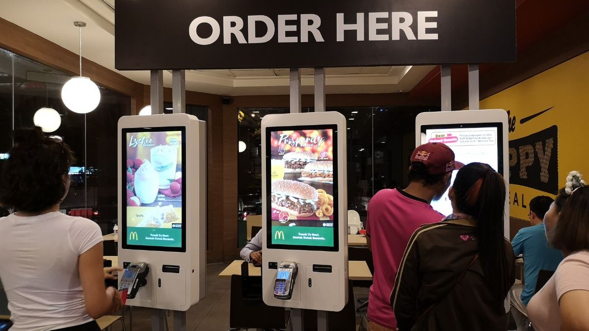 Același produs, prețuri diferite în funcție de client: Inteligența artificială ar putea schimba prețurile la raft și la restaurantele fast-food 
