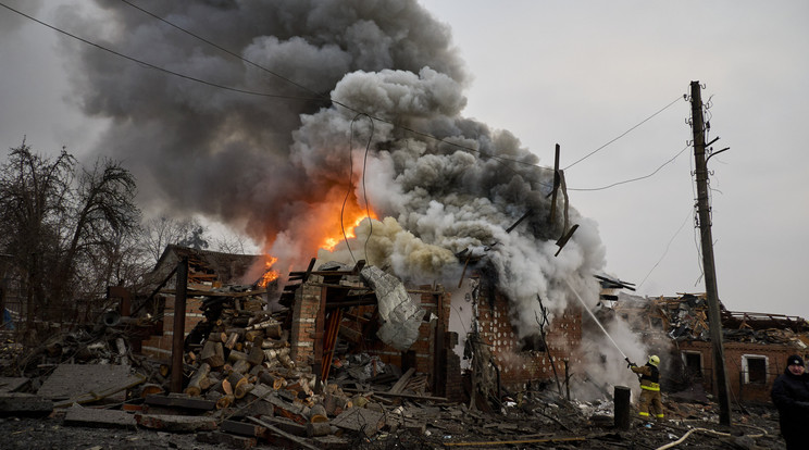 Találat ért egy lakóházat Harkivban / Fotó: MTI/EPA/Szergej Kozlov