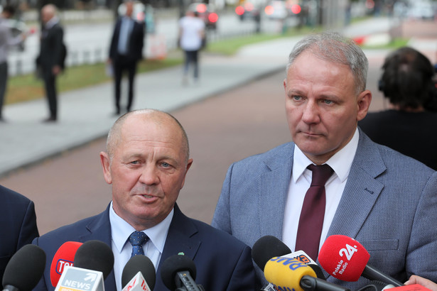 Warszawa, 26.08.2020. Przedstawiciele klubu Koalicja Polska - PSL - Kukiz15, posłowie: Marek Sawicki (L) i Jacek Protasiewicz (P) podczas konferencji prasowej po spotkaniu w KPRM, 26 bm. Spotkanie szefa rządu Mateusza Morawieckiego z przedstawicielami ugrupowań parlamentarnych dotyczyło sytuacji na Białorusi. (ps/awol) PAP/Paweł Supernak