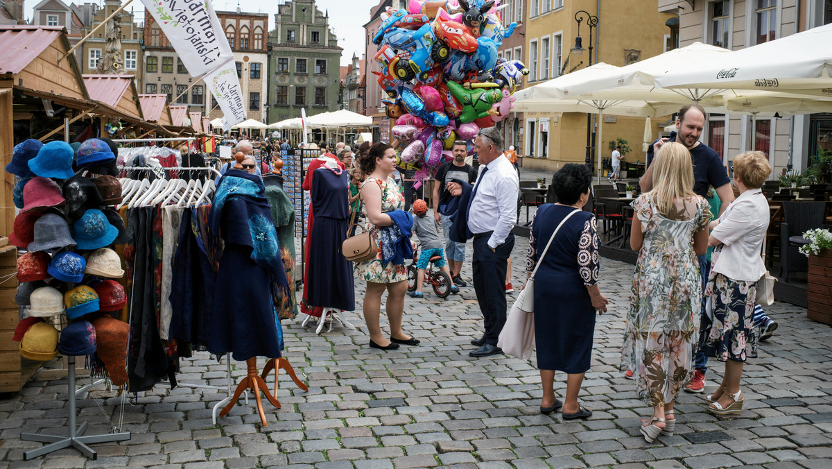 Setka drewnianych domków i kramów z unikatowym rękodziełem, czy przysmakami z różnych regionów świata - wszystko w ramach rozpoczętego wczoraj 44. Jarmarku Świętojańskiego. W trakcie trwania jarmarku zaplanowano też koncerty, spektakle i warsztaty dla dzieci.