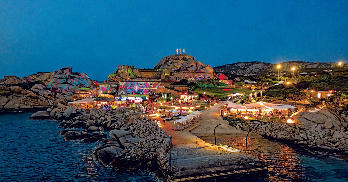 Beach Clubs Offering First-Class Service, Food and Views