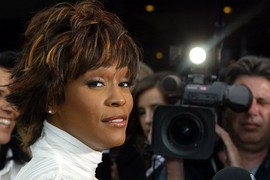 Obukli su joj najdražu haljinu i položili je u kovčeg, a onda je SLIKA MRTVE VITNI HJUSTON završila na naslovnoj strani i prenerazila svet - "Degutantno, šokantno, bizarno!"