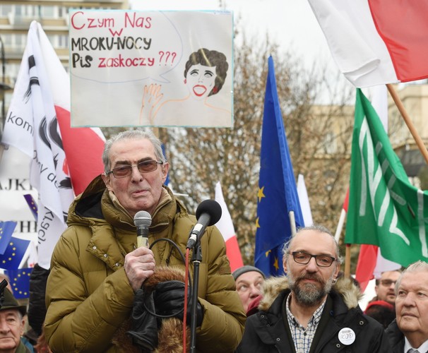 Karol Modzelewski na manifestacji KOD